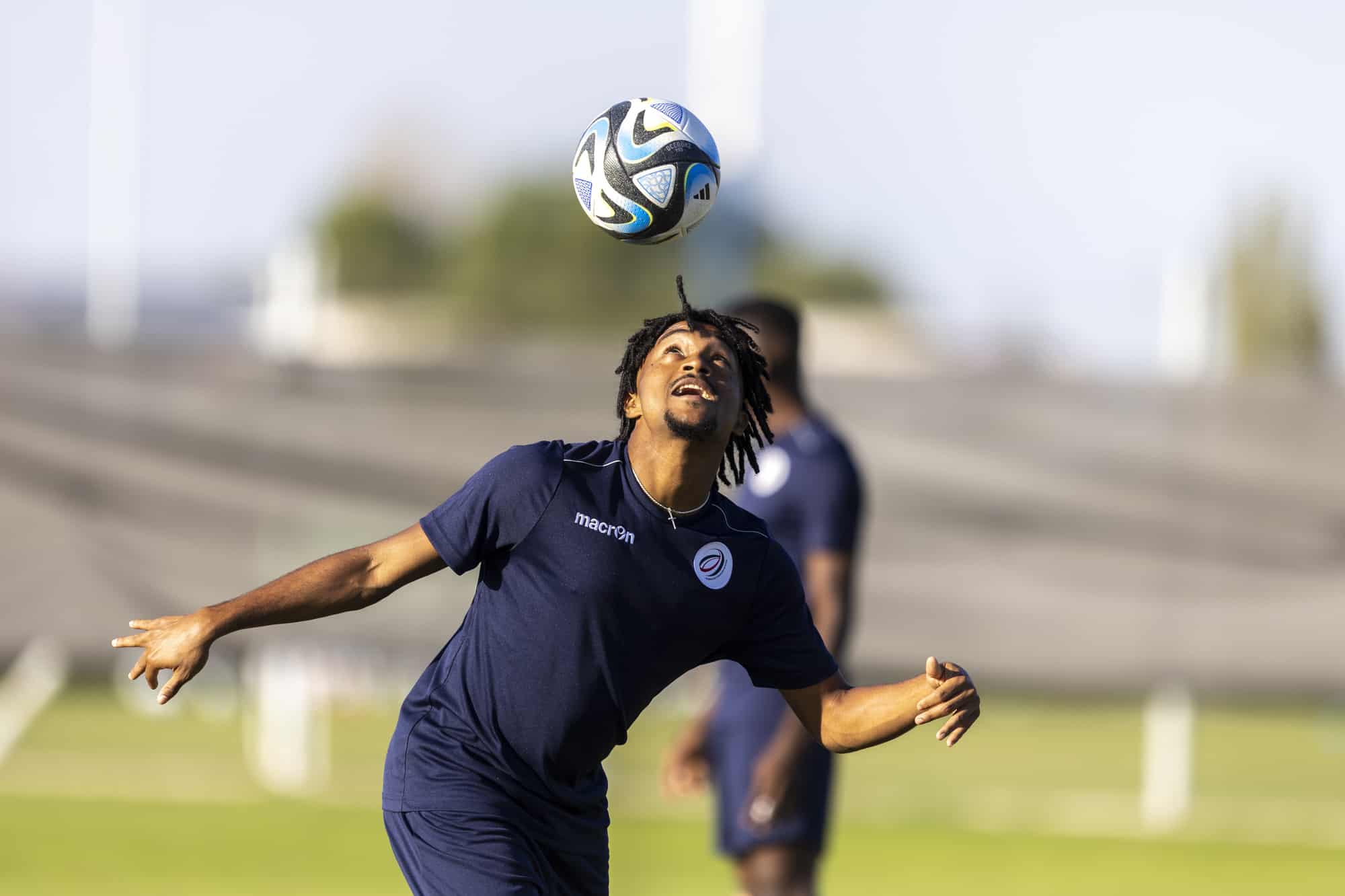 Kleffer Martes domina el balón en un entrenamiento de la Selección Dominicana en Mendoza, Argentina.