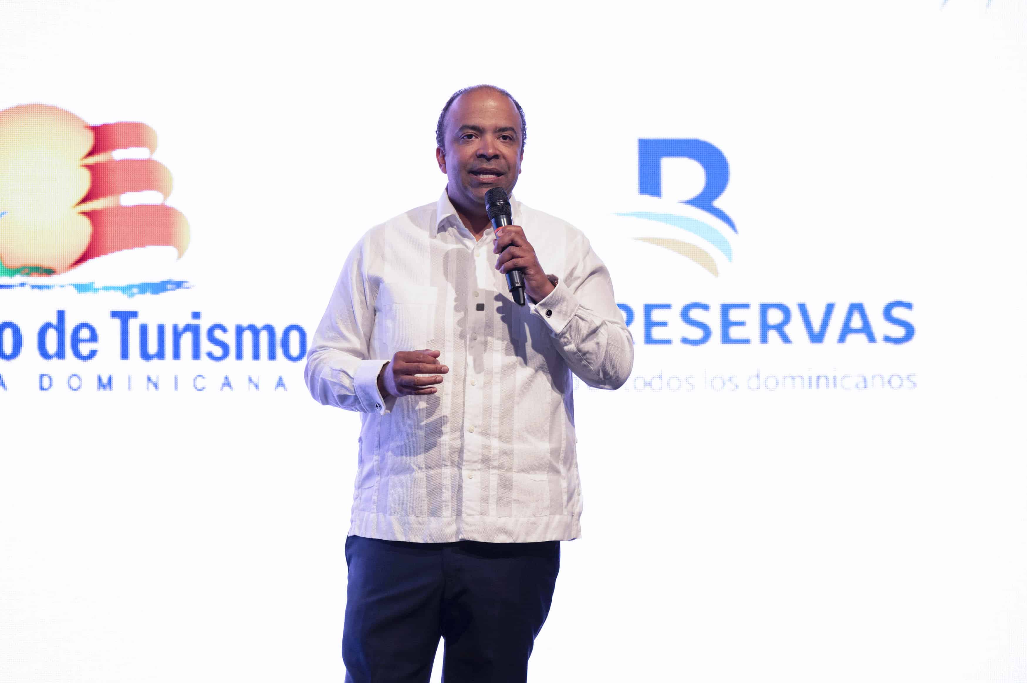 El administrador general de Banreservas, Samuel Pereyra, expresa su gratitud al consejo de ejecutivo de la Organización Mundial del Turismo (OMT) en la cena de gala organizada por la entidad financiera y el Ministerio de Turismo.