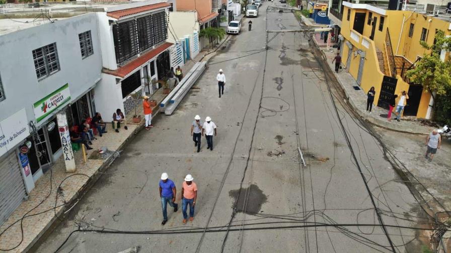 Camión derriba 23 postes del tendido eléctrico en Santo Domingo Este