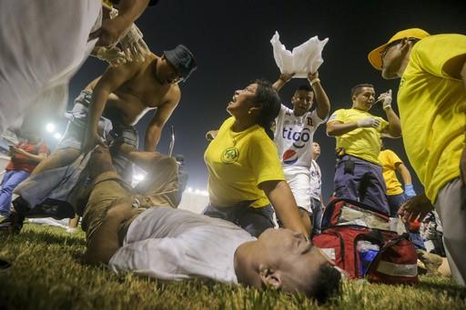 Estampida deja 12 muertos durante partido de fútbol en El Salvador