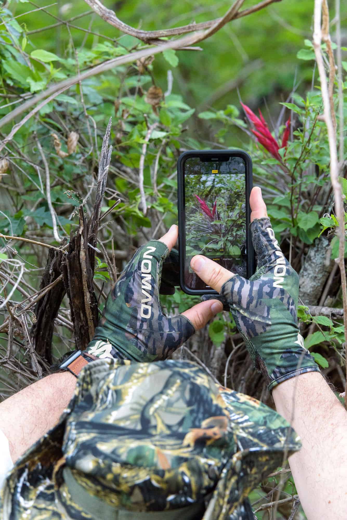 Pedro Genaro documenta la floración de las bromelias que se encuentran al borde del camino