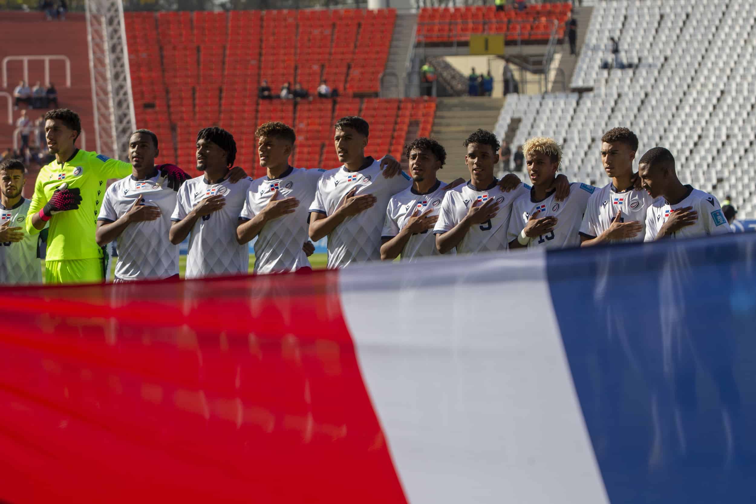 La Selección de República Dominicana canta a capela el Himno Nacional Dominicano tras un fallo en la megafonía del Estadio Malvinas Argentinas.