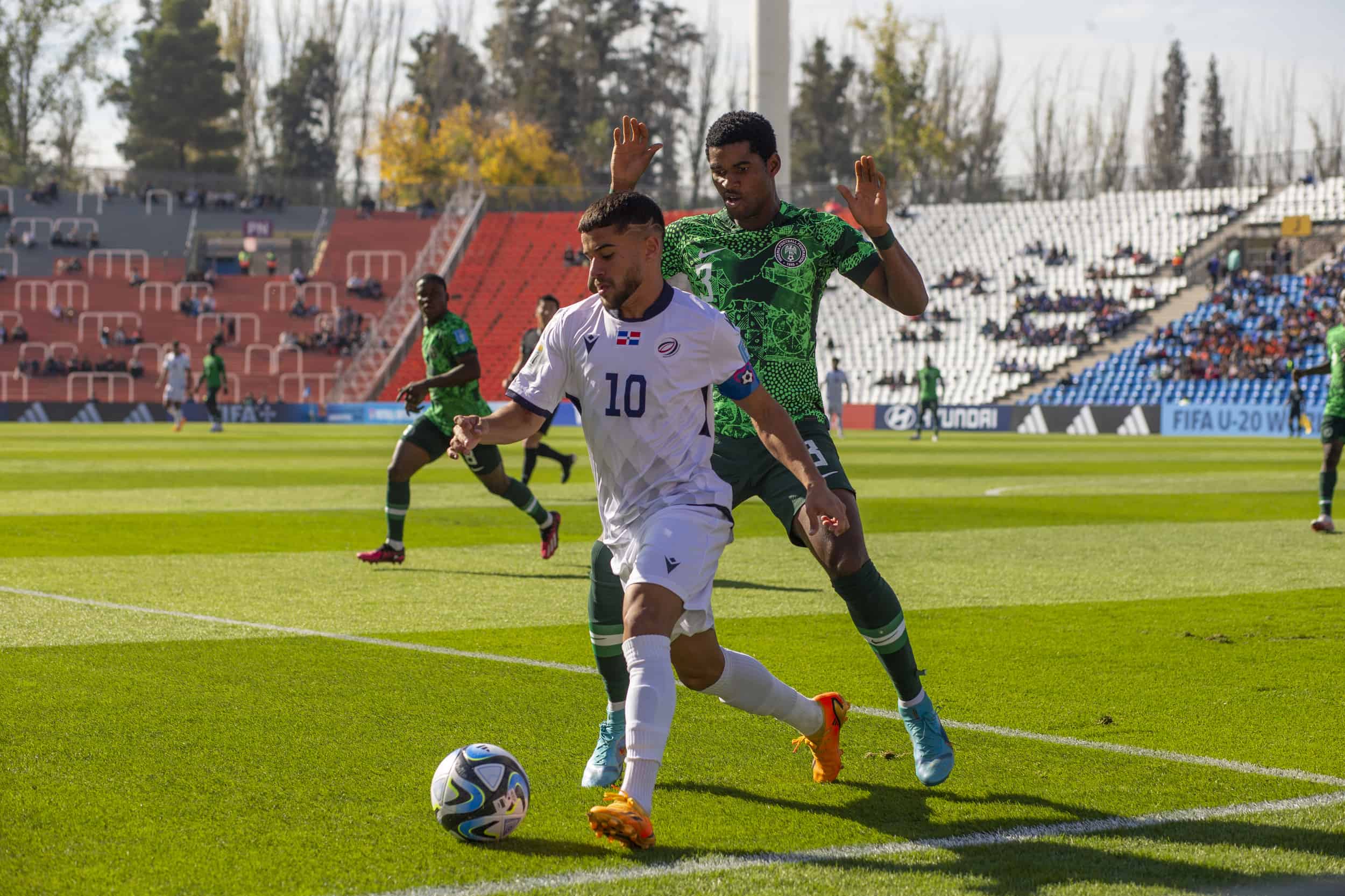 Edison Azcona conduce el balón cerca del área de Nigeria en el debut de República Dominicana en el Mundial Sub-20.