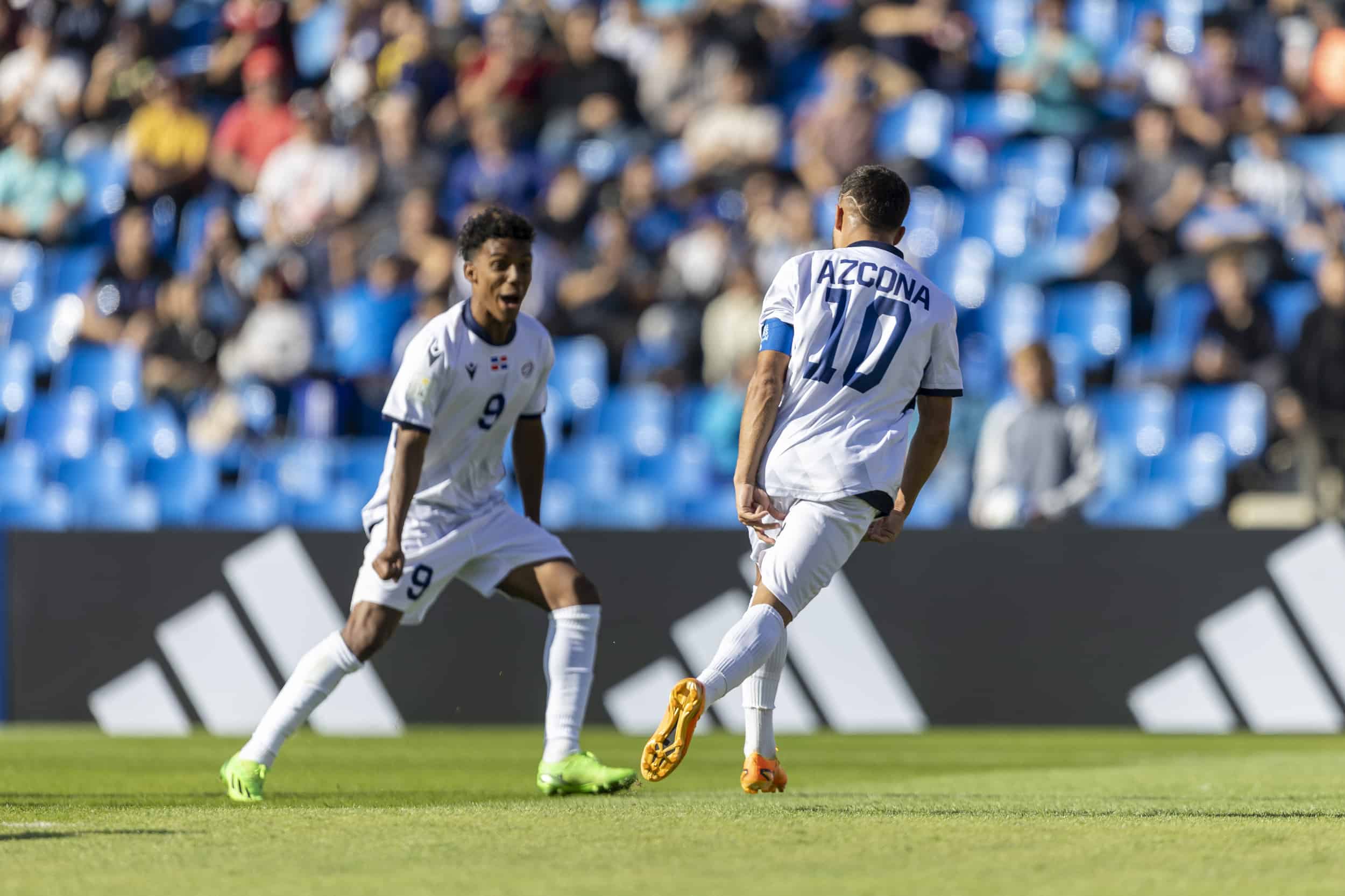 Edison Azcona y Anyelo Gómez celebran el primer gol dominicano en un Mundial organizado por FIFA.