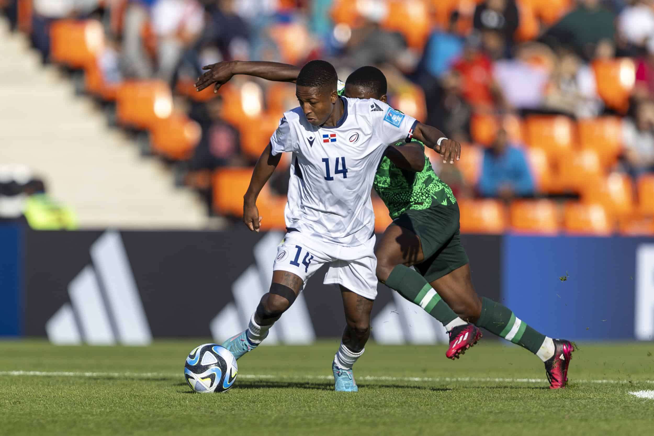 Yordy Álvarez deja atrás a un centrocampista nigeriano en uno de los pocos ataques que Dominicana pudo concretar en la segunda parte del compromiso.