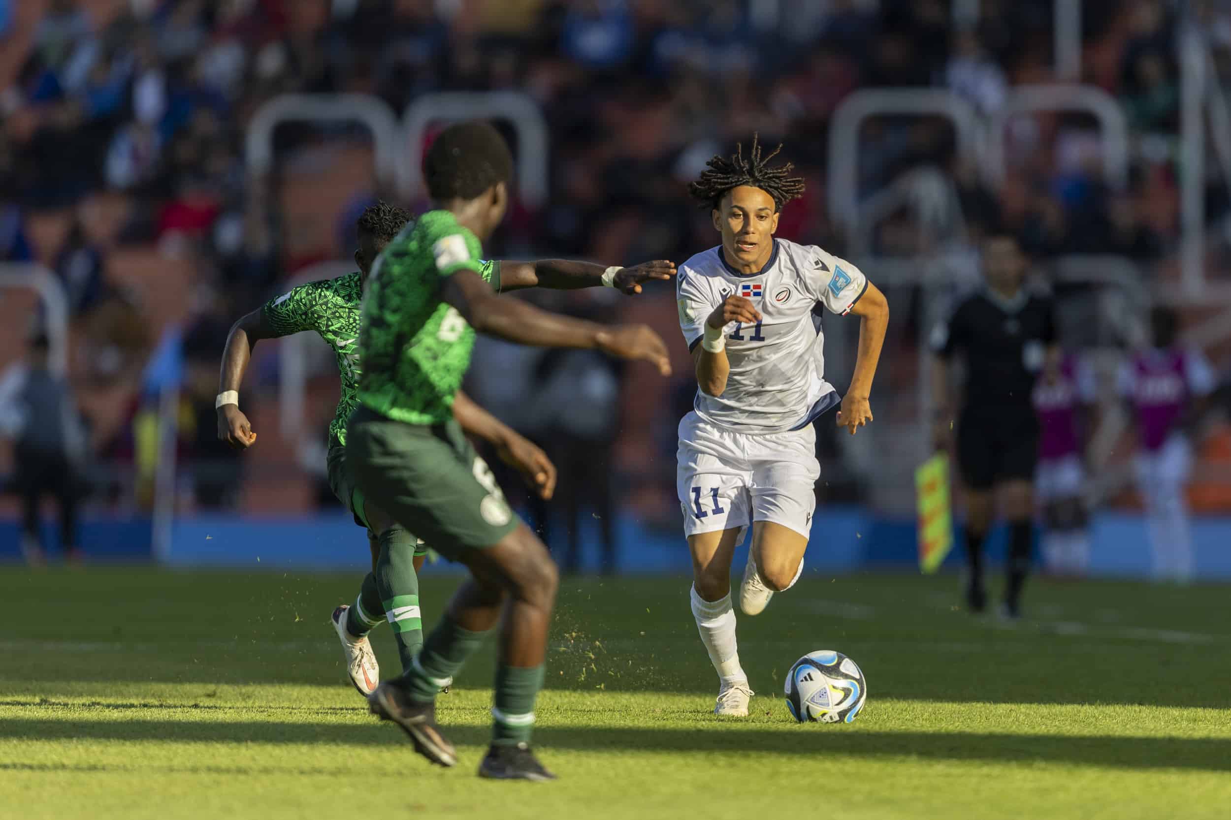 Alejandro Martín Sapeg intenta escapar de los defensores nigerianos en el debut mundialista de República Dominicana.