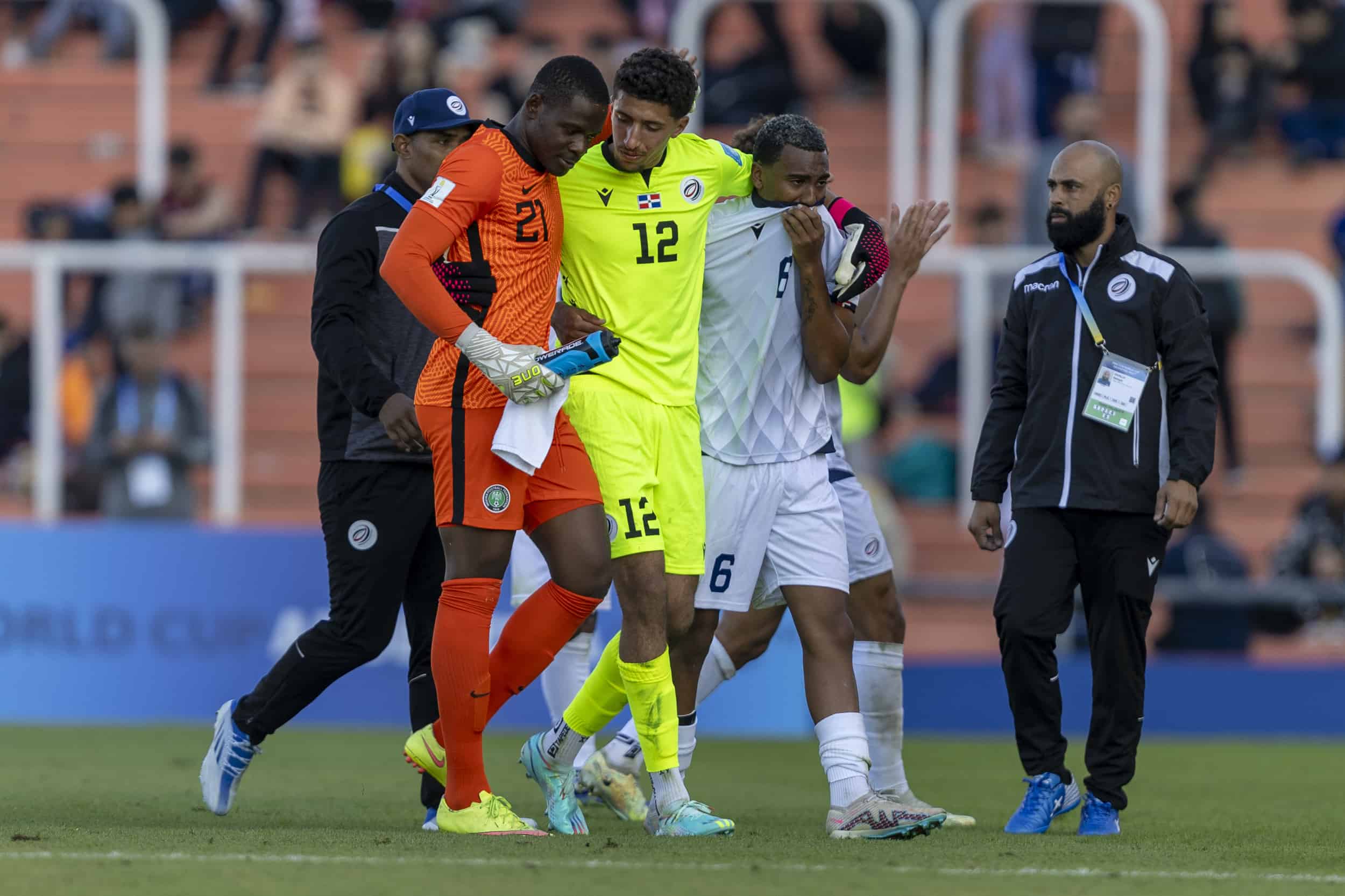 Xavier Valdez consuela a Israel Boatwright tras la derrota de República Dominicana ante Nigeria, en su debut en el Mundial Sub-20 Argentina 2023.