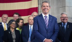 El gobernador de Nebraska firma la nueva ley que limita el aborto