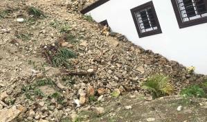 Cuatro casas a punto de colapsar en Santiago tras deslizamiento de tierra