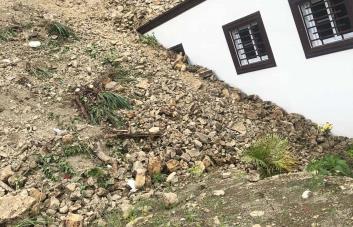 Cuatro casas a punto de colapsar en Santiago tras deslizamiento de tierra