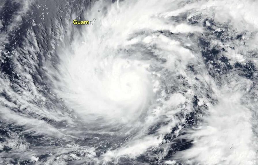 Isla estadounidense de Guam, en el Pacífico, espera al tifón Mawar