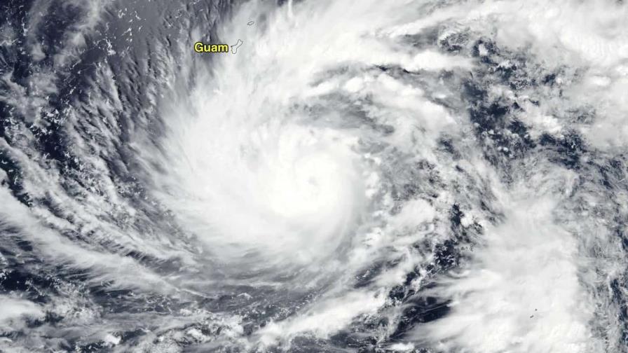 Isla estadounidense de Guam, en el Pacífico, espera al tifón Mawar