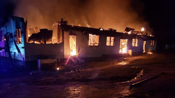 Mueren al menos 20 niños en un incendio en una escuela en Guyana