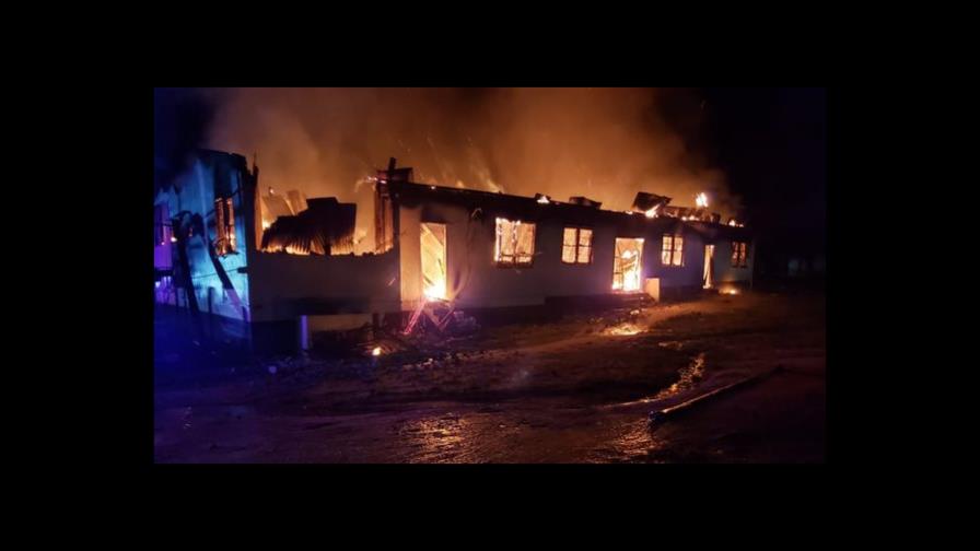 Mueren al menos 20 niños en un incendio en una escuela en Guyana