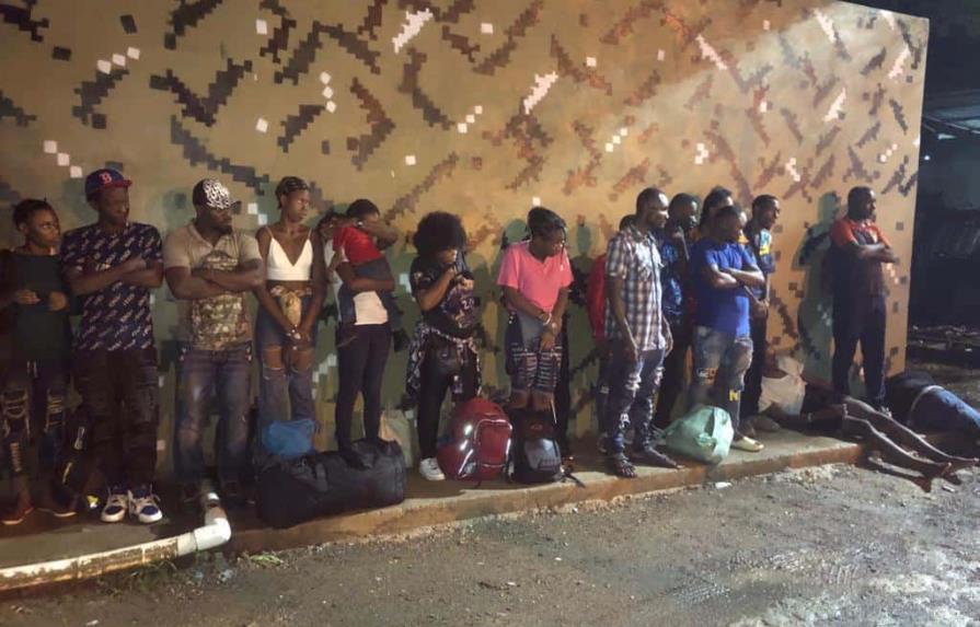 Abandonan en Mao yipeta transportaba 21 haitianos indocumentados