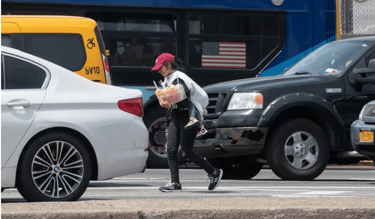 Como si fuera en RD: Captan migrantes vendiendo en los semáforos de las calles de NY