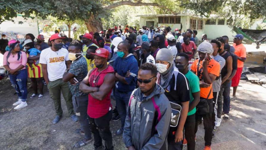 Migrantes haitianos son abandonados en Acapulco por personal de migración