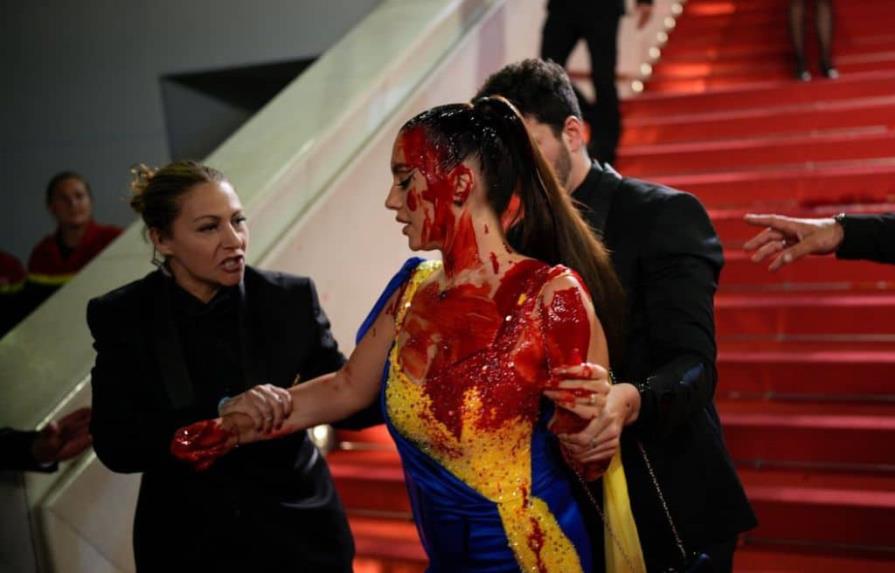 Una mujer se cubre de sangre en la alfombra roja de Cannes