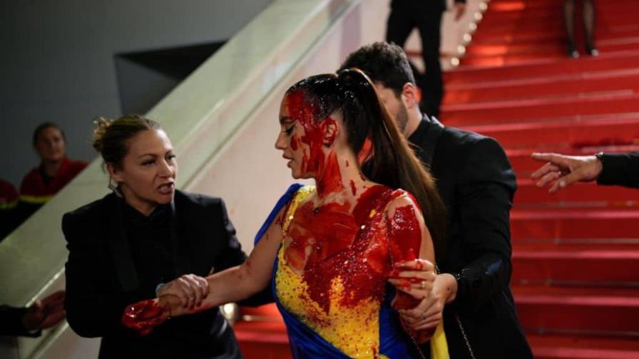 Una mujer se cubre de sangre en la alfombra roja de Cannes