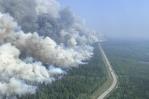 Lluvia y humo, ayudan a combatir incendios forestales en Canadá