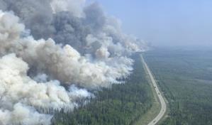 Lluvia y humo, ayudan a combatir incendios forestales en Canadá