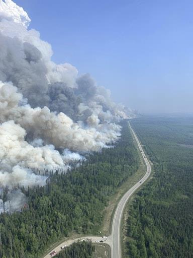 Lluvia y humo, ayudan a combatir incendios forestales en Canadá