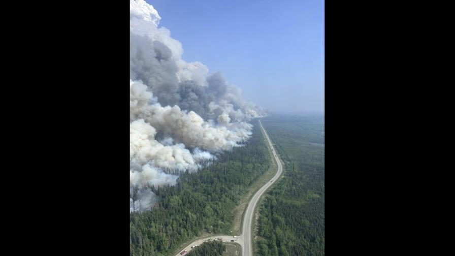 Lluvia y humo, ayudan a combatir incendios forestales en Canadá