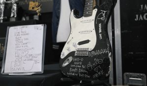 Una guitarra destrozada por Kurt Cobain, vendida por 600,000 dólares en una subasta