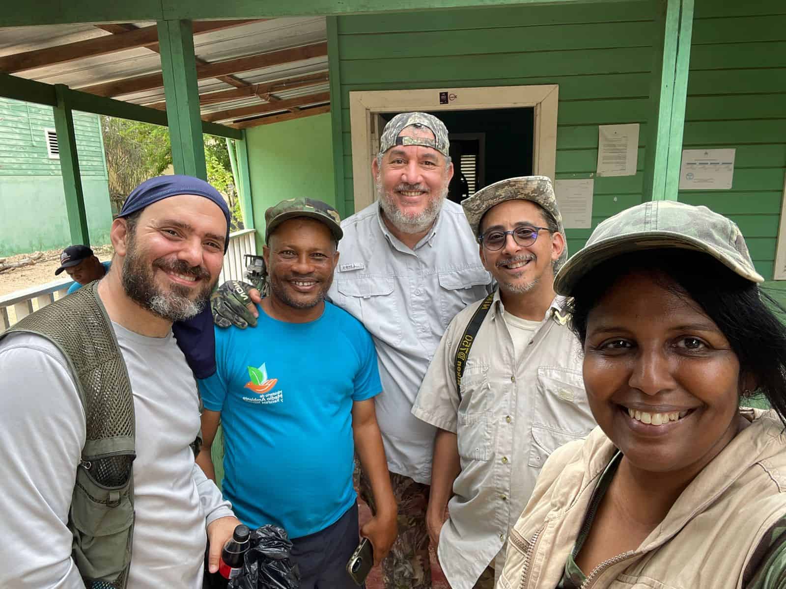 The Palm chatters (las ciguas palmeras) El grupo de observadores conformado por el Dr. Franklin Howley, el guardaparques Fernando González, Pedro Genaro, Félix León y Silvani Hernández en el campamento base del Parque Nacional Sierra De Bahoruco.