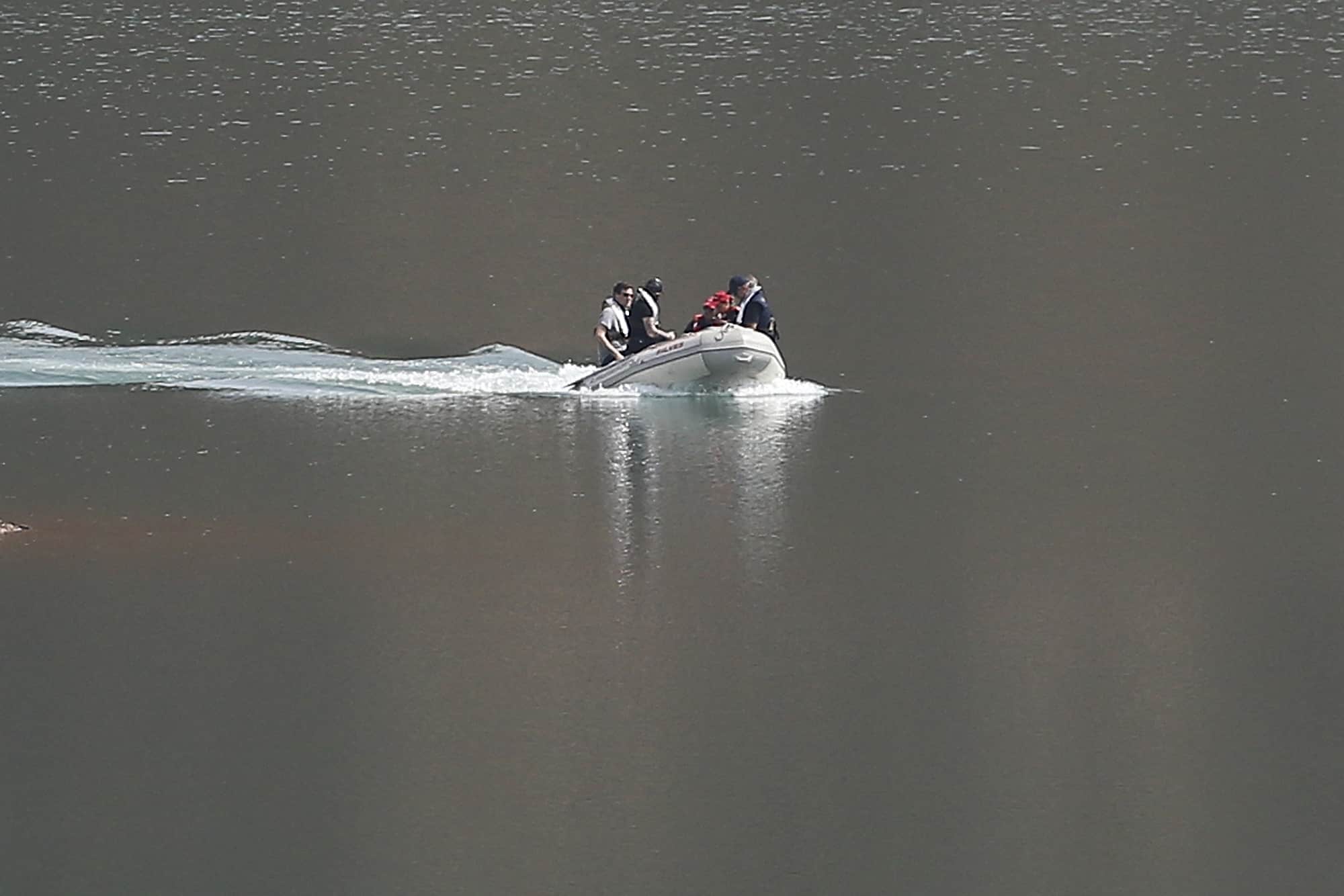 Un bote de búsqueda navega en la presa de Arade cerca de Silves, Portugal, el martes 23 de mayo de 2023.