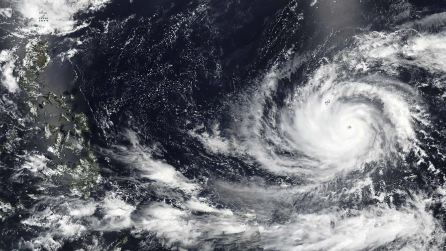 Guam habilita refugios al prepararse para la poderosa tormenta Tifón Mawar