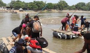 Migrantes instalan campamento temporal para entregarse a las autoridades en el sur de México