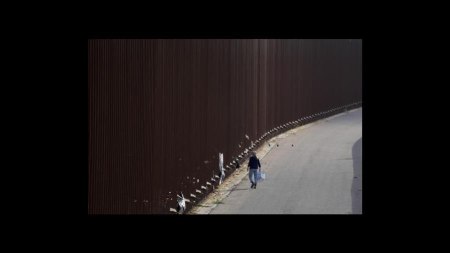 Dejan caer a un niño migrante de 4 años desde el muro fronterizo en San Diego