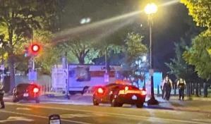 Un adolescente estrella un camión cerca de la Casa Blanca y levanta una bandera nazi