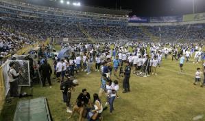 Doce muertos en una estampida en un estadio de futbol de El Salvador