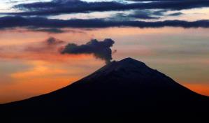 Elevan alerta en México por explosiones del volcán Popocatépetl