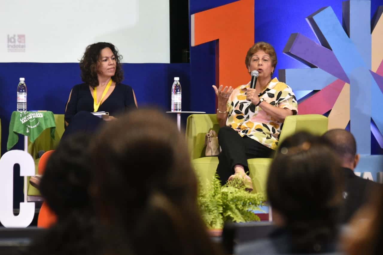 Ana Marcia Aguiluz y Rosario Espinal.