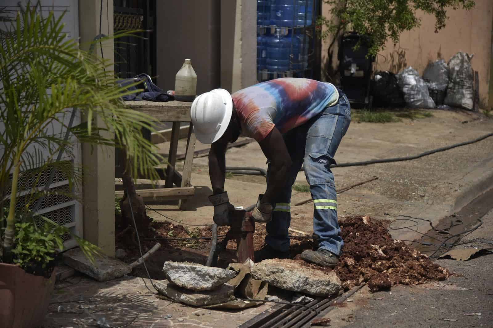 Brigadistas de Edeeste trabajan en la rehabilitación de redes. 