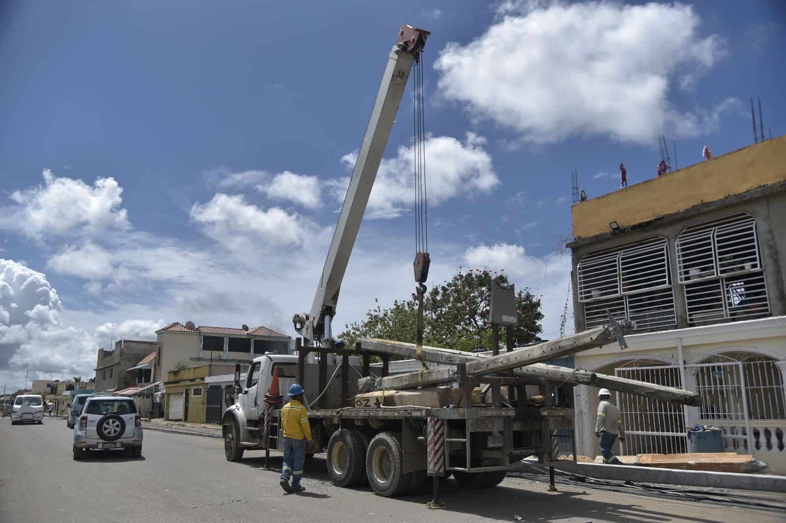 Brigadistas de Edeeste trabajan en la rehabilitación de redes. 