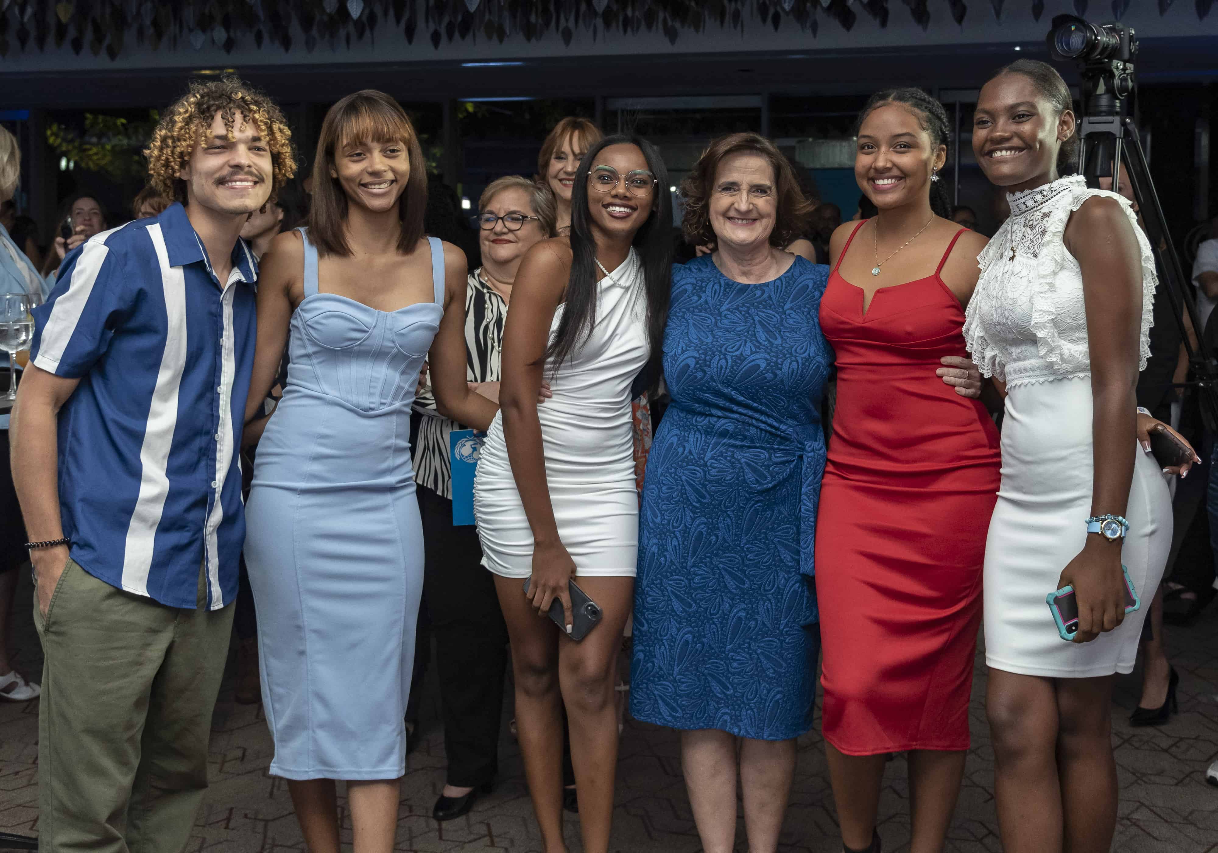 Rosa Elcarte junto a los jóvenes voluntarios de  Alta Voz