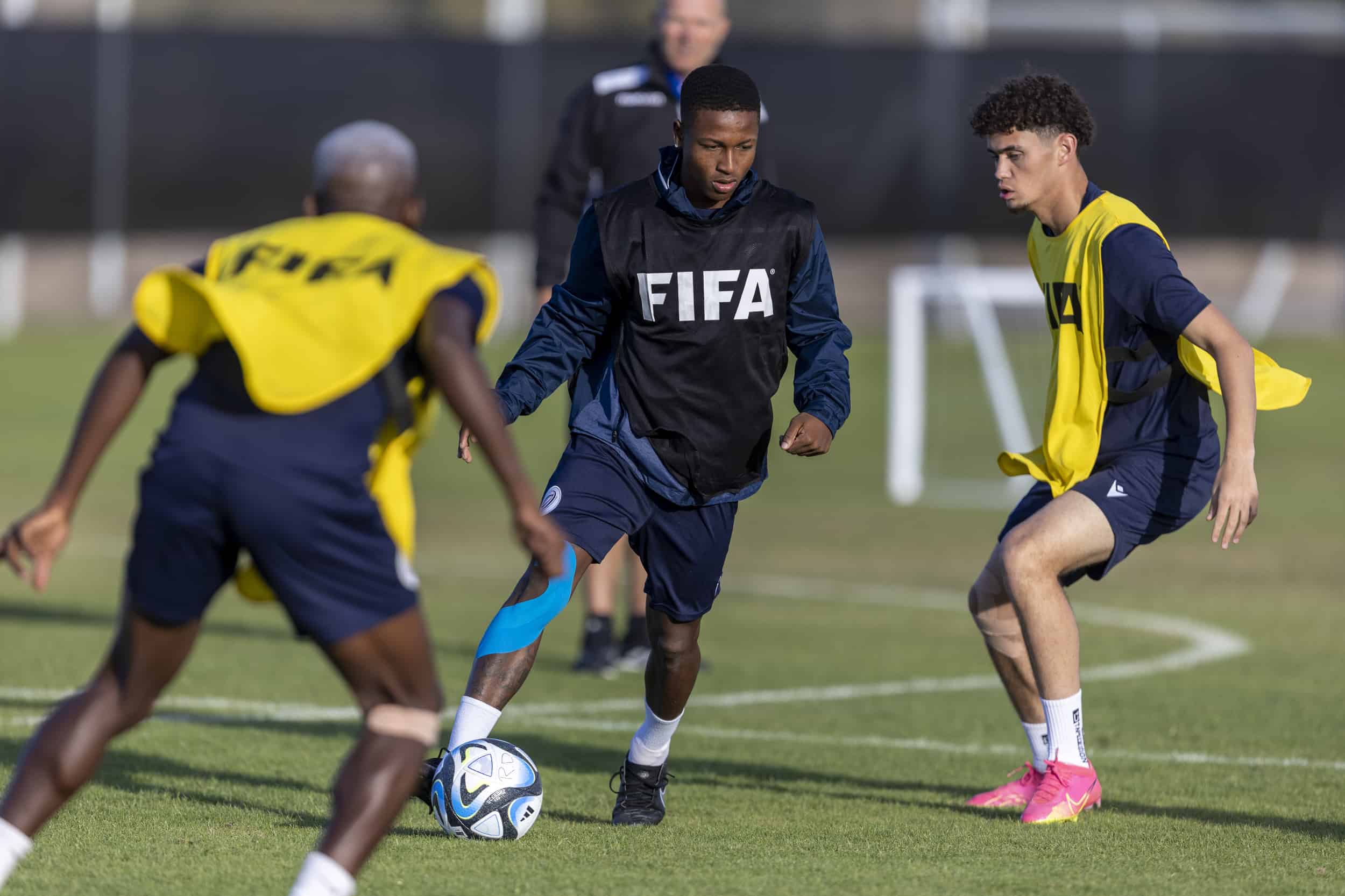 Yordy Álvarez conduce el balón en el entrenamiento previo al duelo con Brasil en el Mundial Sub-20.