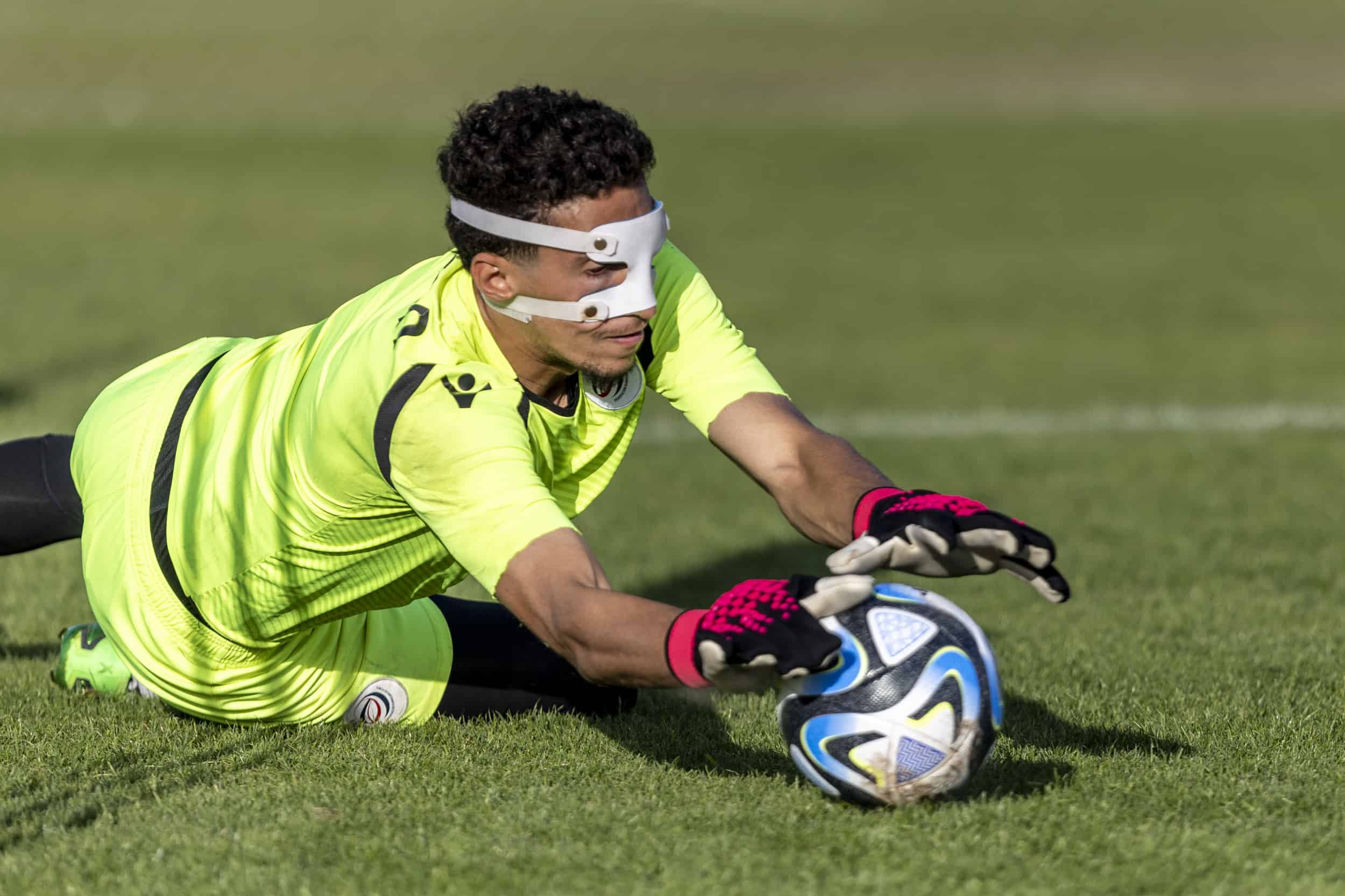 Xavier Valdez entrenó usando una máscara que protege su nariz, lastimada en el duelo ante Nigeria.