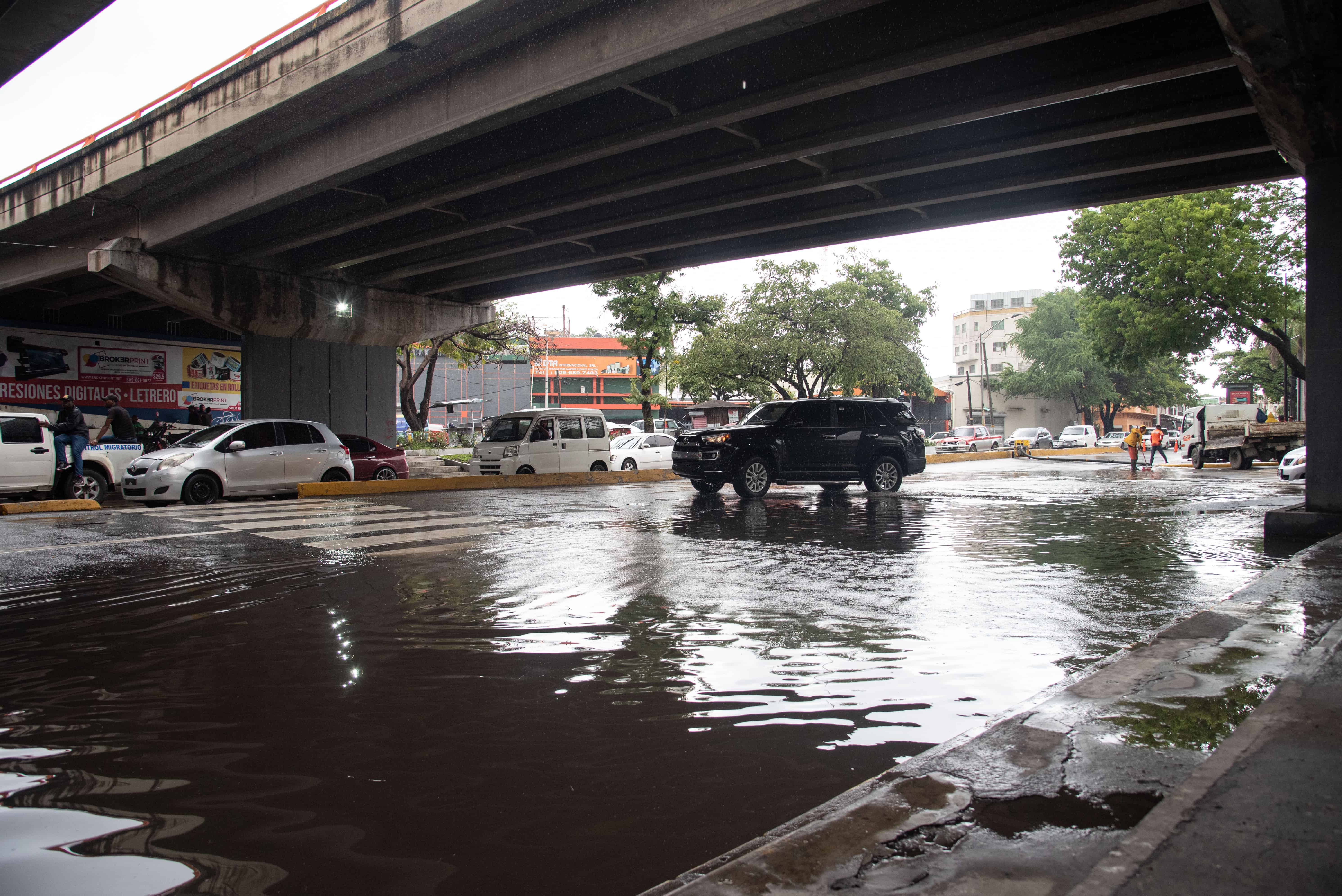 Charco en la avenida San Martín con V Centenario.