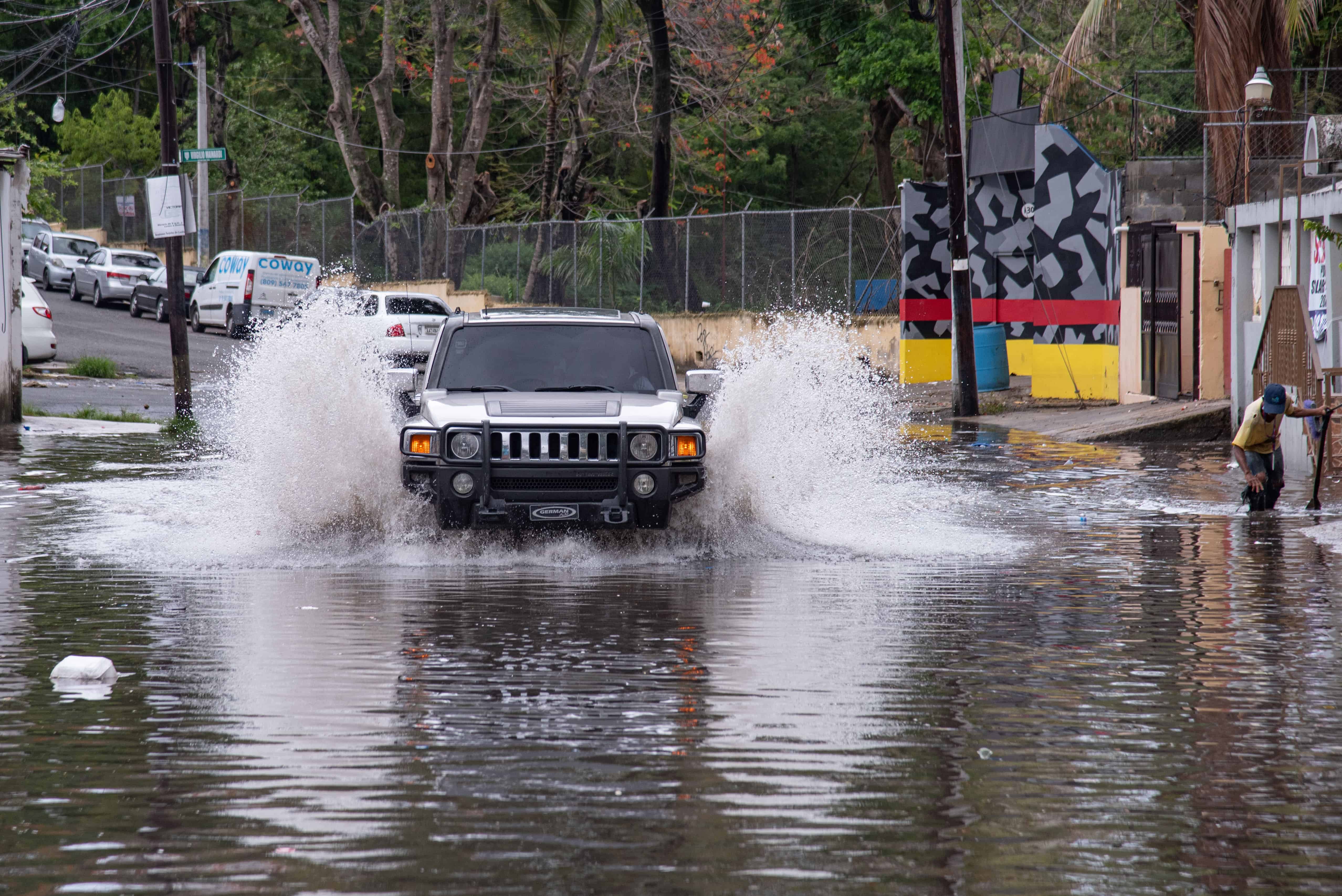 Inundación en la calle Presidente Vásquez, Alma Rosa, Santo Domingo Este. 