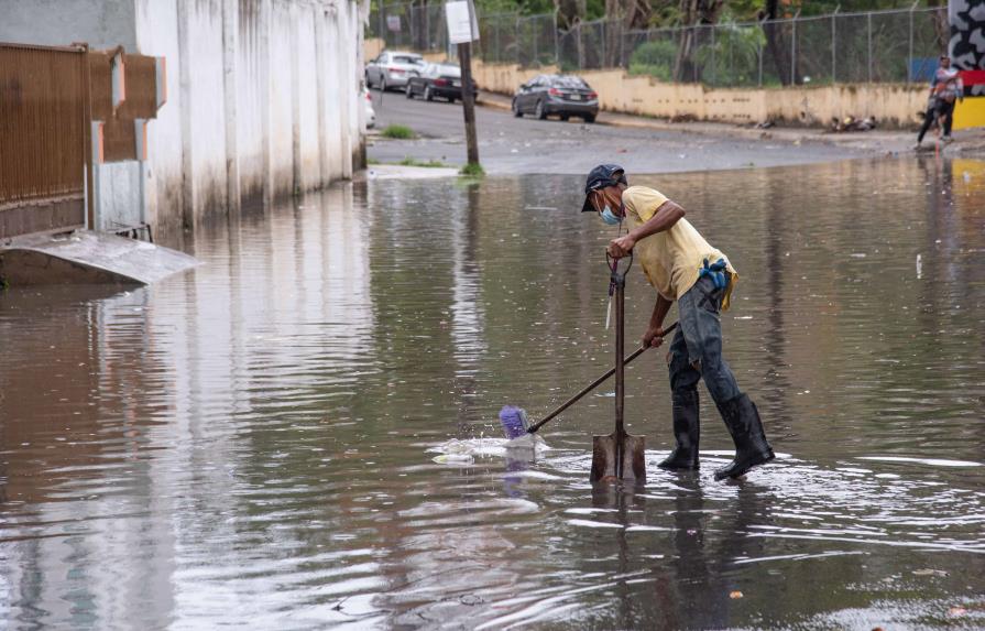 Lluvias esperadas causan tapones e inundaciones en Santo Domingo