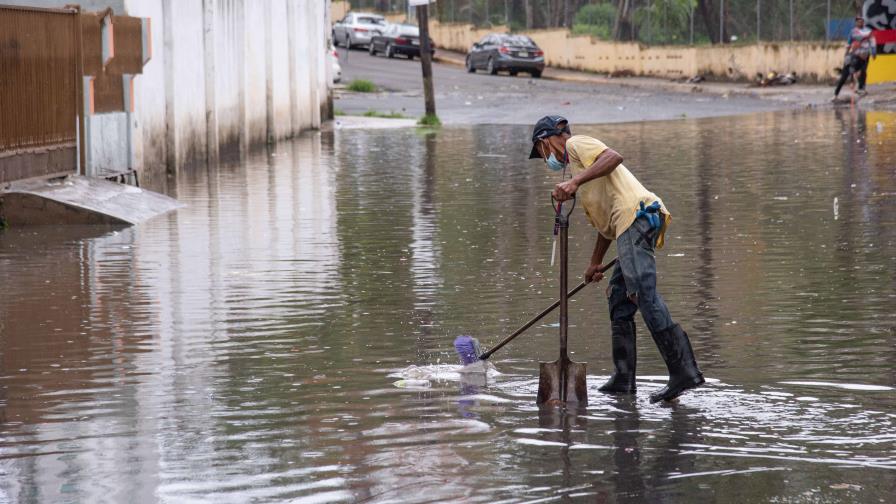 Lluvias esperadas causan tapones e inundaciones en Santo Domingo