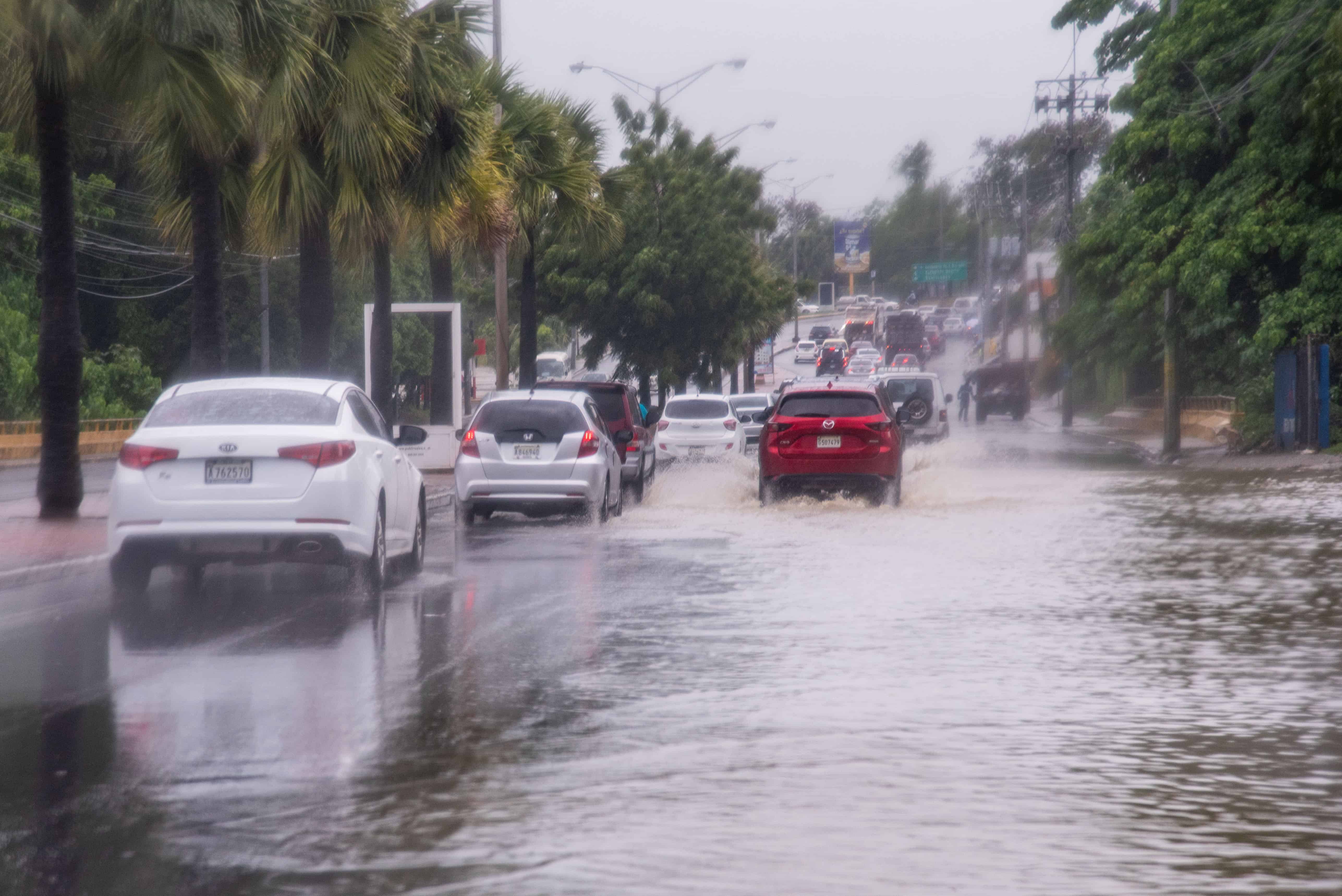 Inundaciones en la avenida Jacobo Majluta.