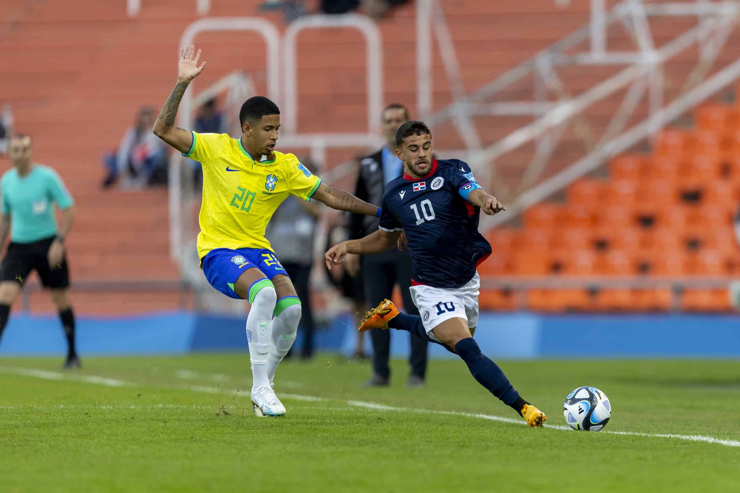 Edison Azcona intenta escapar del marcador izquierdo de Brasil en un pasaje del primer tiempo.