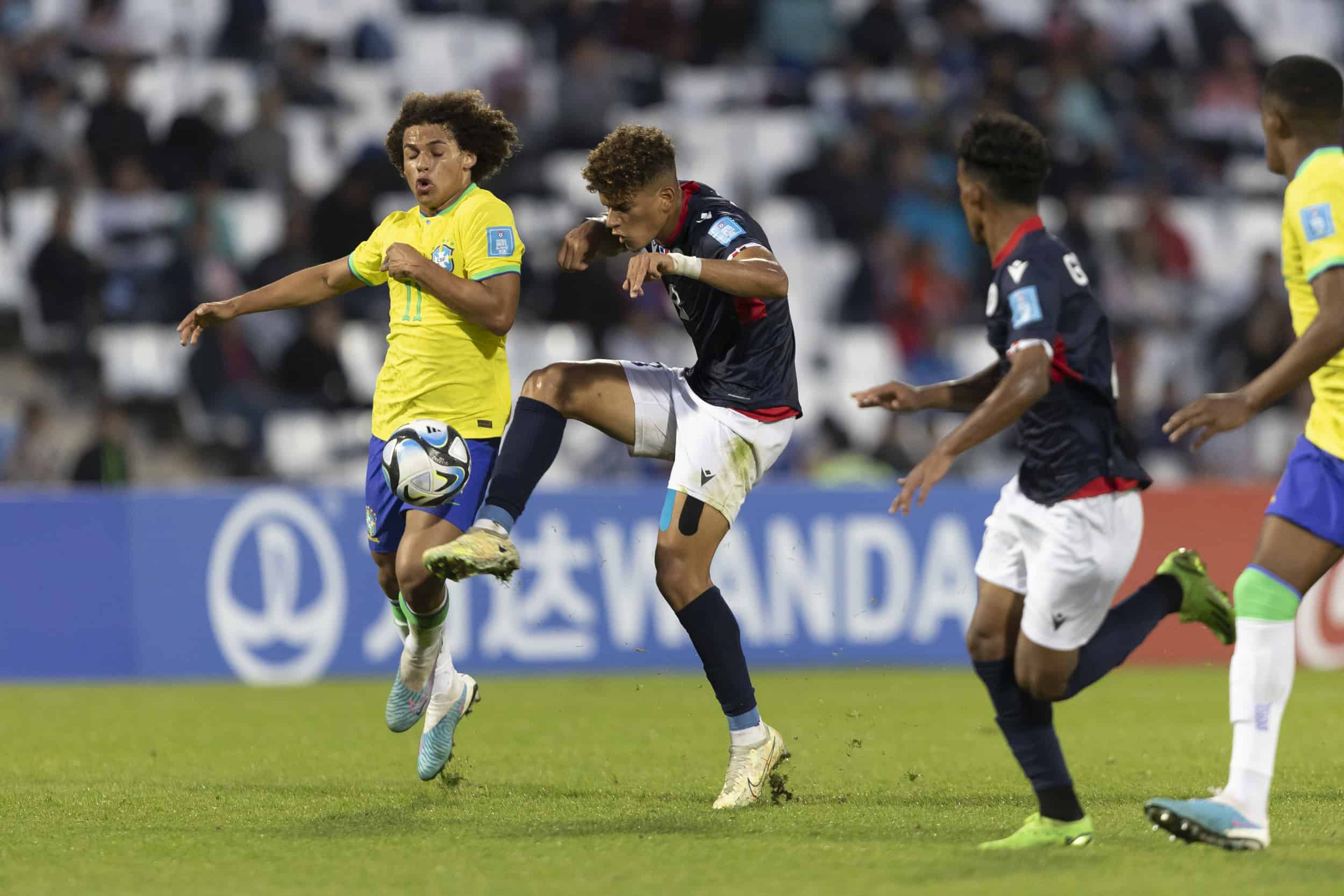 Ángel Montes de Oca controla el balón durante el encuentro que enfrentó a Brasil y Dominicana en la segunda fecha del Grupo D del Mundial Sub-20 Argentina 2023.