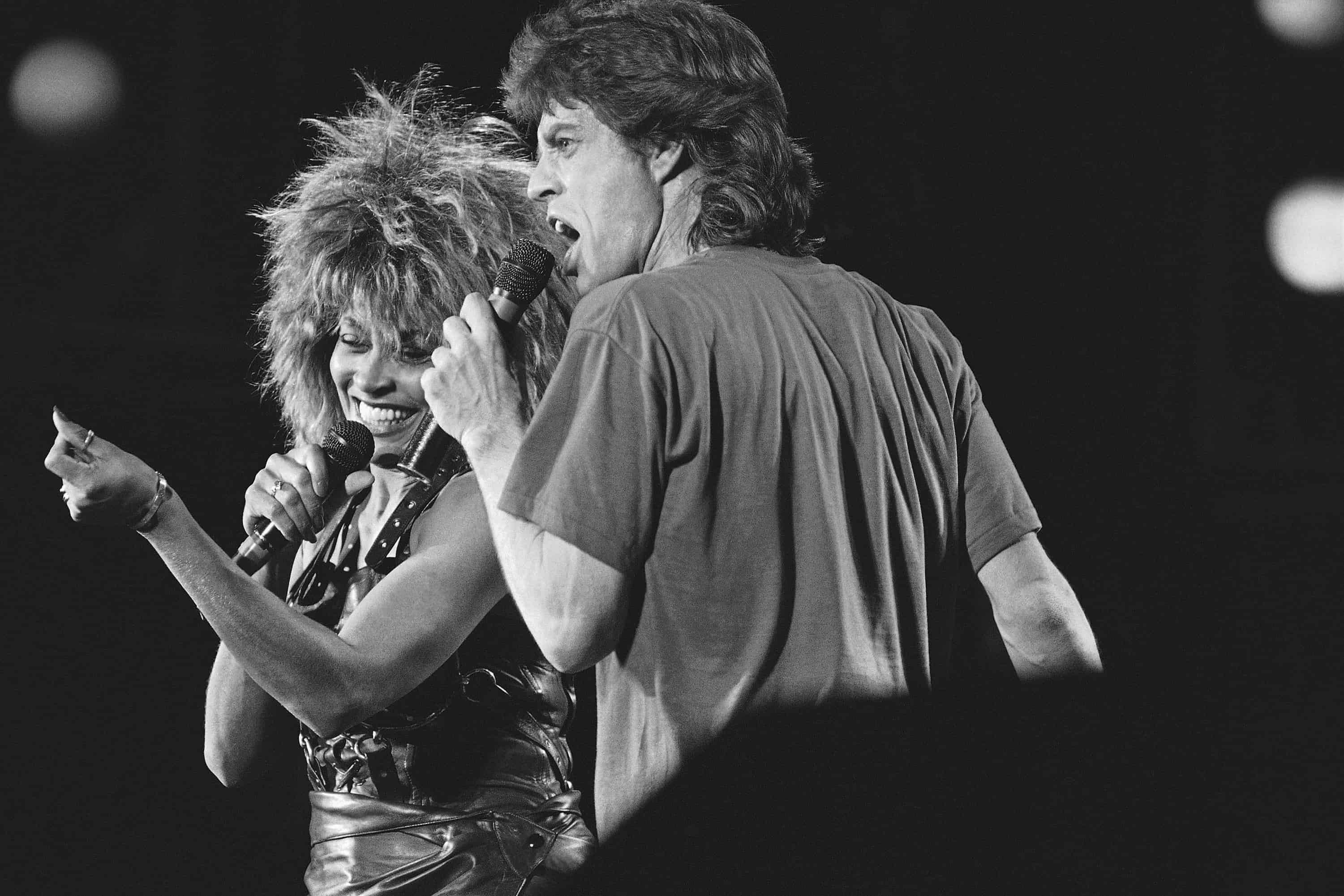  Tina Turner y Mick durante un concierto en  1985
